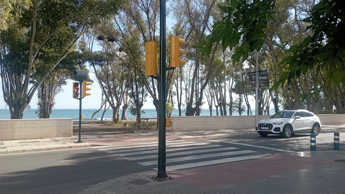 El semáforo frente al nuevo acceso a los Baños del Carmen, en calle Bolivia, hace unos días.