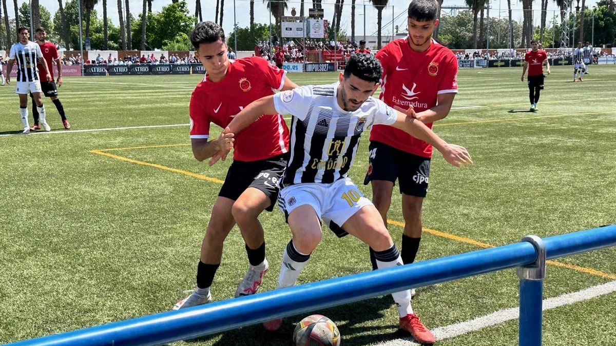 Toscano defiende un balón entre dos jugadores del Montijo.