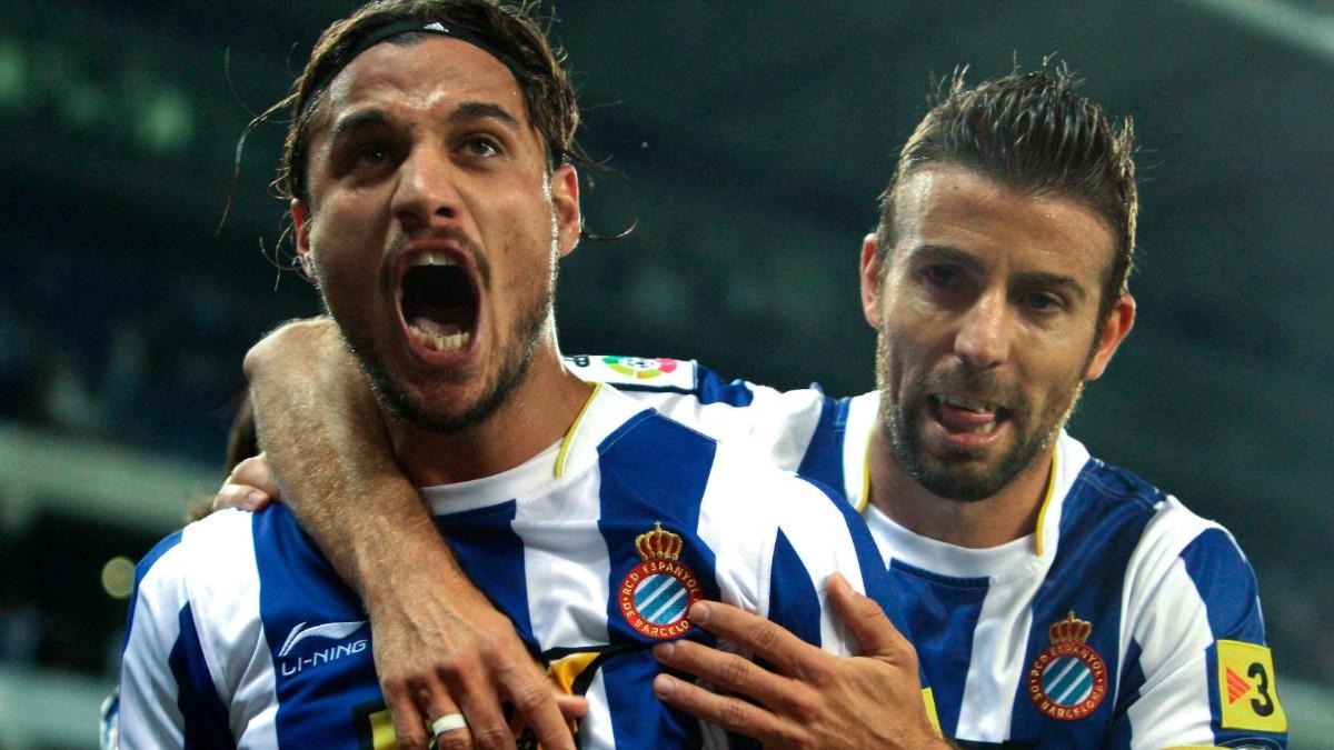 Osvaldo, festejando junto a Luis García
