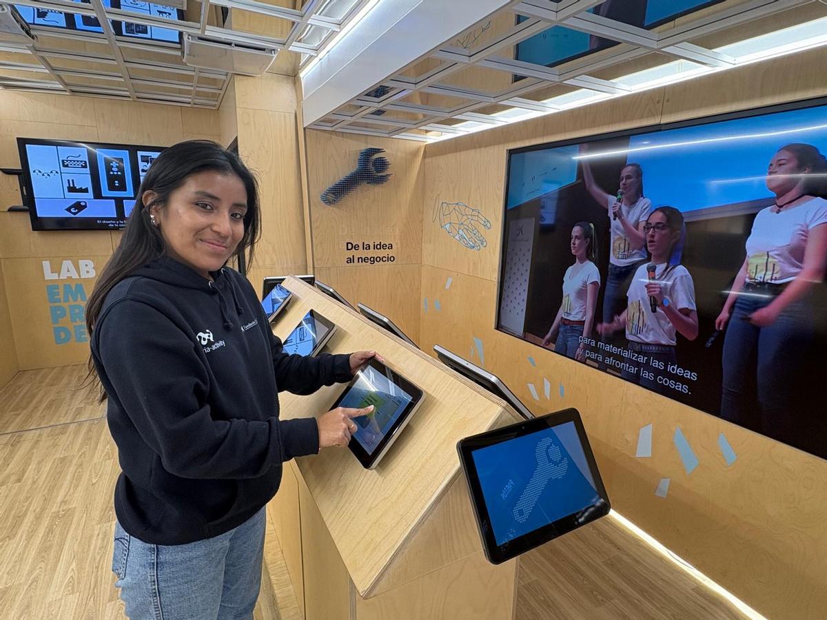 Estefanía Tutillo en el interior del laboratorio de emprendimiento.