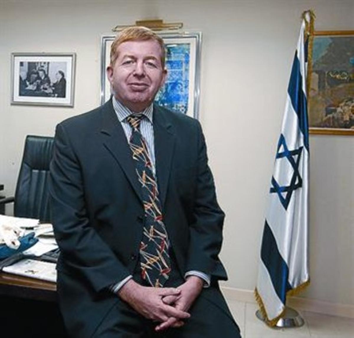 Raphael Schutz, ahir, al seu despatx a l’ambaixada. Raphael Schutz, ahir, al seu despatx a l’ambaixada.
