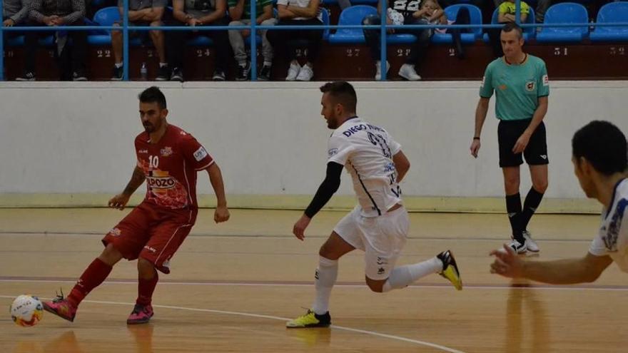 Álex controla el esférico ante un rival en el partido de ayer.