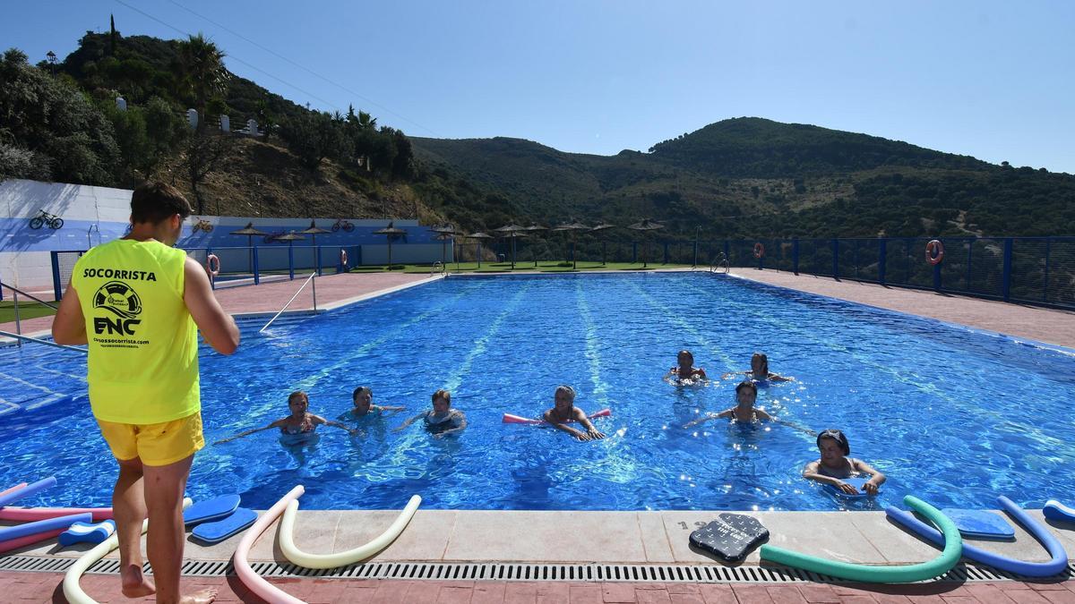 Una imagen de la piscina municipal de Alpandeire.