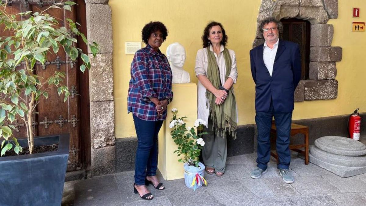 Elsa Agramonte, Elena Acosta y Javier Marrero, ayer en la Casa de Colón.