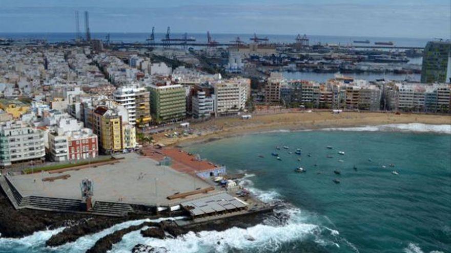 Detenidos por dar una paliza e intentar ahogar a un hombre en Las Canteras