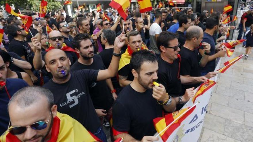 Policías nacionales y guardias civiles reclaman un sueldo como el de los agentes autonómicos