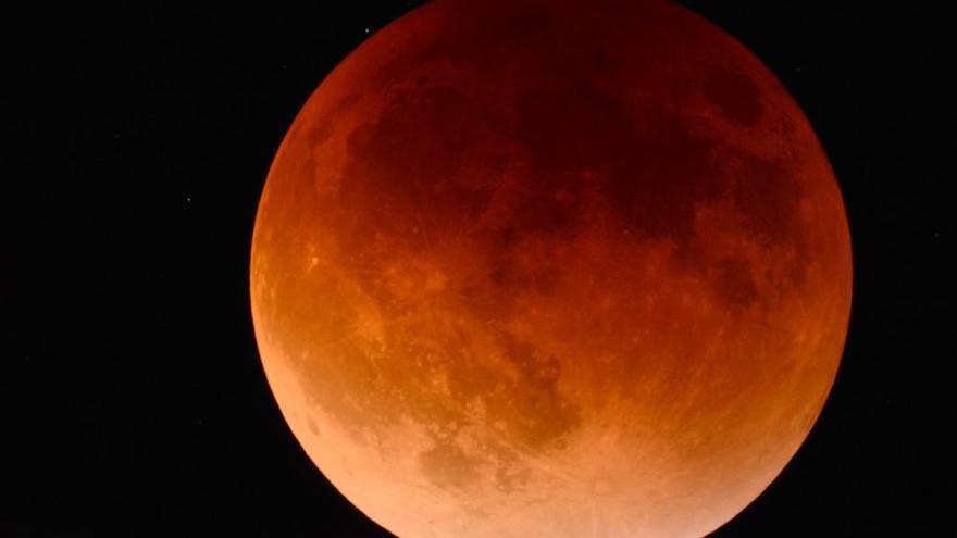 Luna en tonos rojizos durante un eclipse