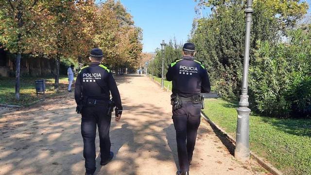 Dos agents de la Guàrdia Urbana patrullen pel parc de la Ciutadella. | EFE
