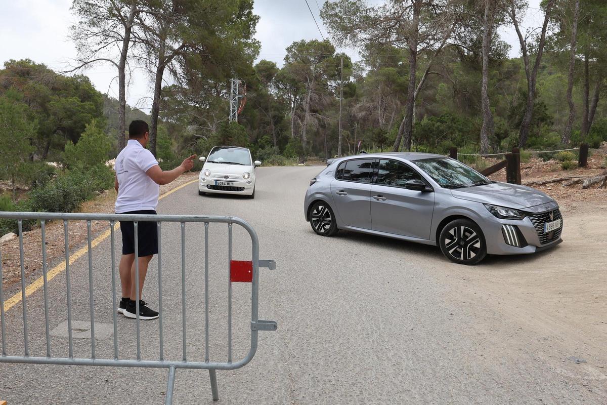 Todas las imágenes del primer día de restricciones de acceso al parking de Cala Salada
