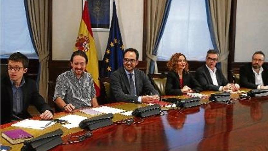 Els participants en la reunió «a tres» entre el PSOE, Ciutadans i Podem, abans de l&#039;inici de la trobada.