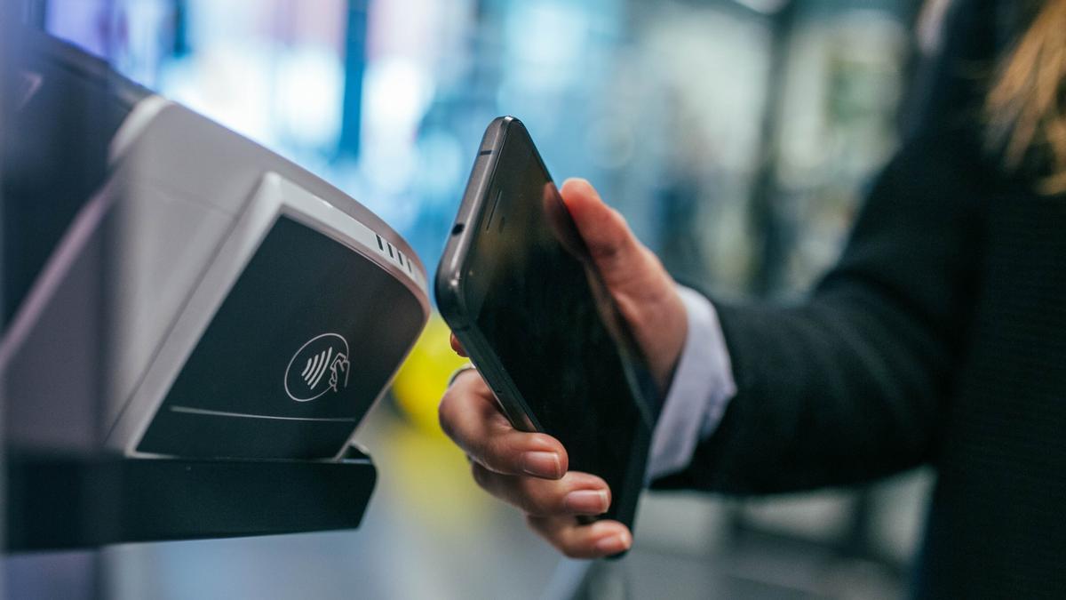 Terminal pos para pago con reloj inteligente tecnología nfc cajero y manos  del cliente