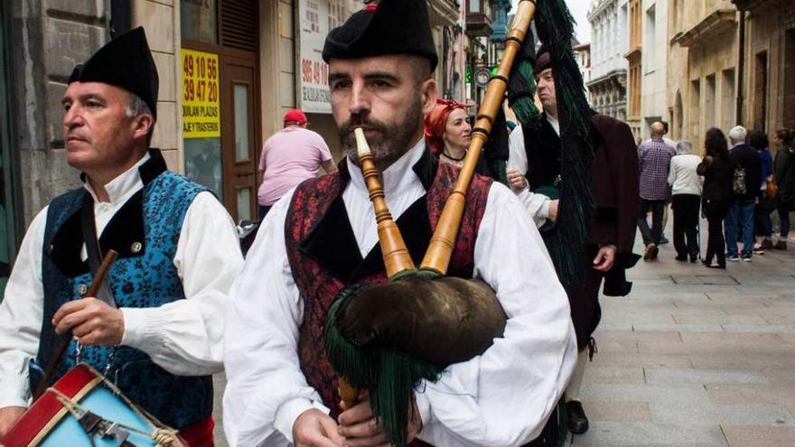 Un pasacalles, el domingo por Oviedo.