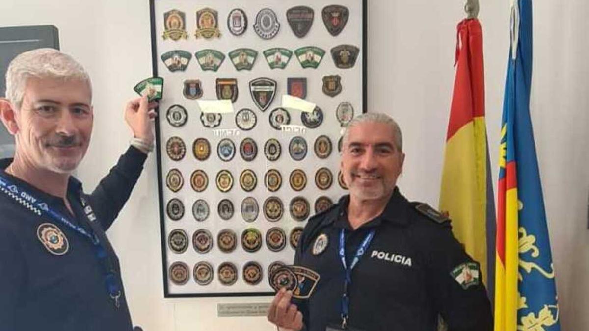 La Policía Local de Estepona entrega su escudo a la Policía Local de Sedaví para su cuadro en agradecimiento por toda la ayuda durante los días posteriores a la riada del 29 de octubre  (1)