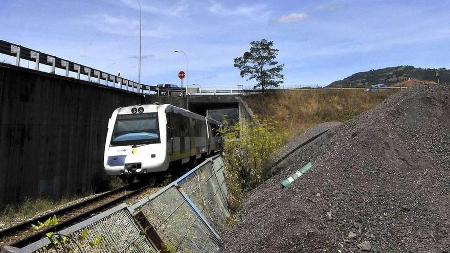 Un tren de Feve, circulando por Vega de Arriba (Mieres).