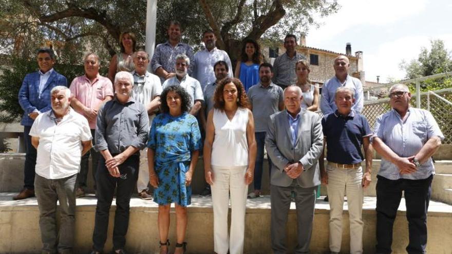 Foto de familia de los alcaldes y alcaldesas de la Serra de Tramuntana reunidos en Valldemossa.