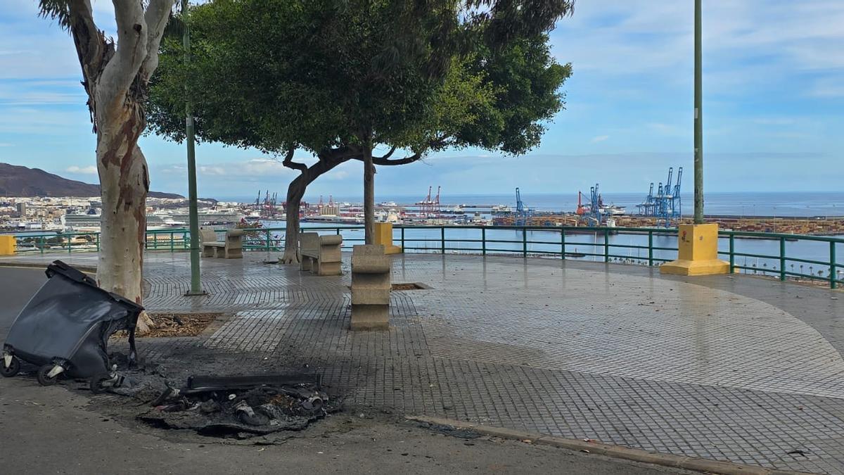 Contenedores quemados en Escaleritas tras la Nochevieja