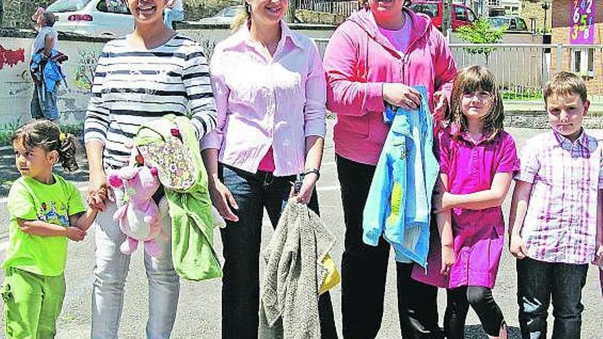 Alessandra Correia, Marta Nicolás y Vanesa Santiago, con sus hijos en el exterior del colegio San Bartolomé