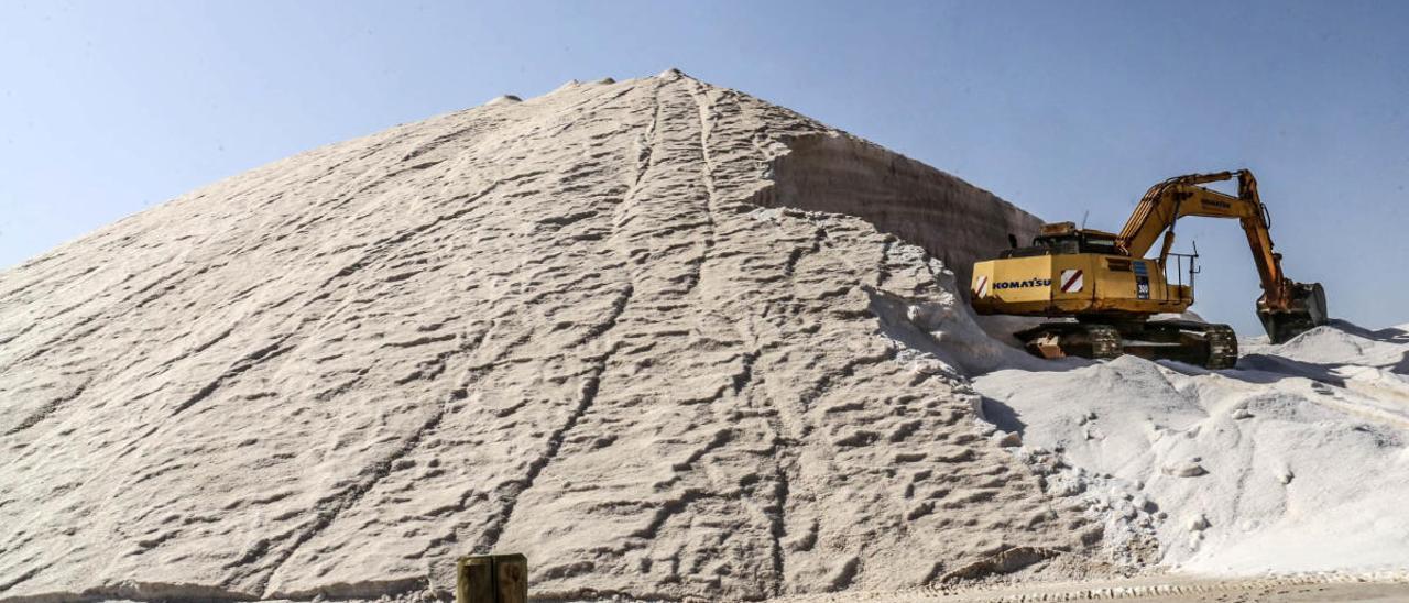 Imagen de 2018 de las montañas de sal apiladas en la industria salinera. FOTO TONY SEVILLA