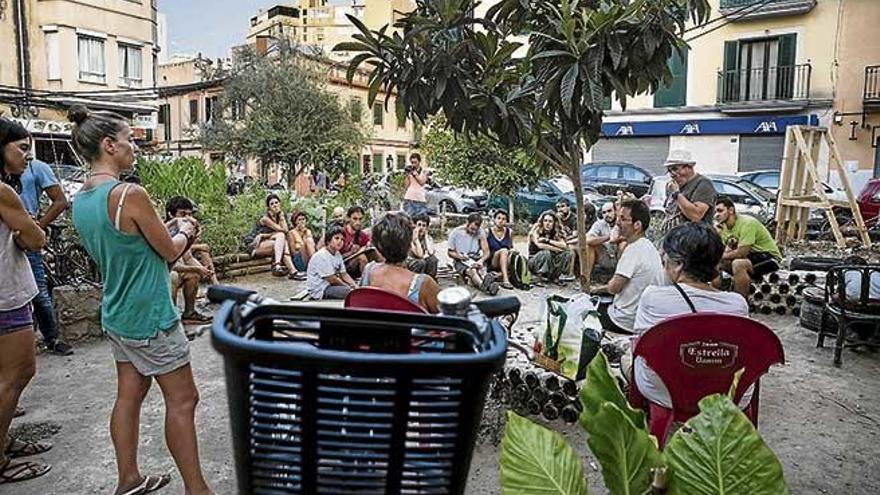 Un momento de la asamblea de ayer en el Jardí d´Epicur.