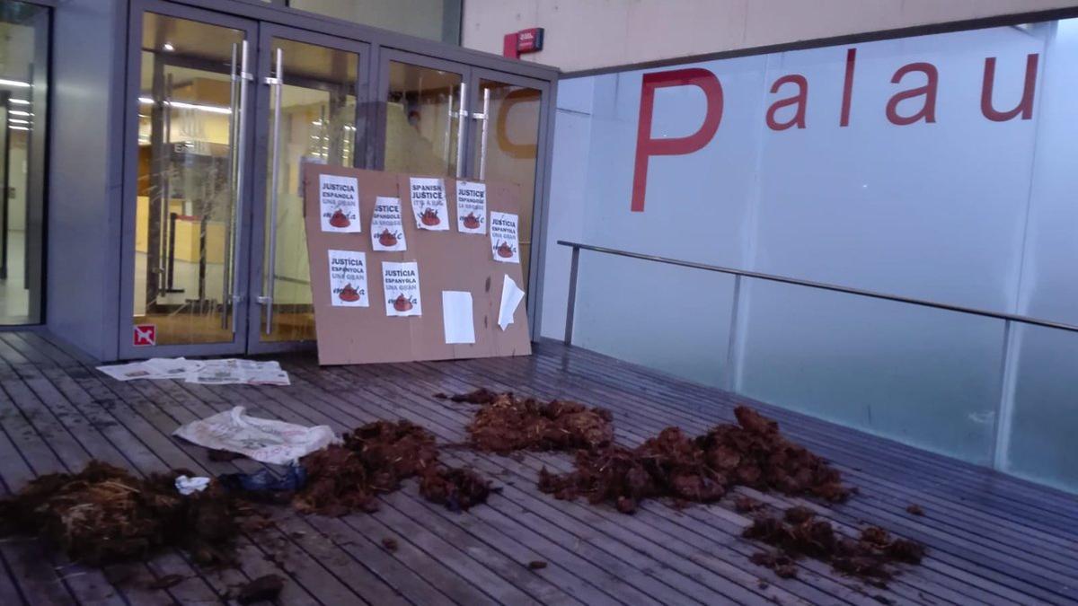 Excrementos frente al Palau de Justícia de Girona