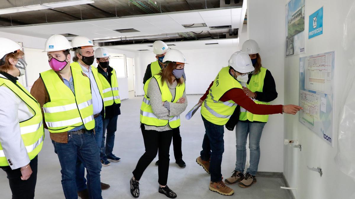 Las autoridades observan el plano del proyecto de ampliación durante la visita de obras de hoy.