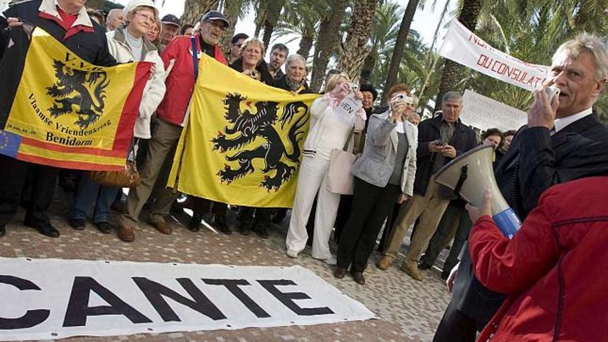 El cónsul de Bélgica en Alicante, Willy Leeman, se dirige a los manifestantes, ayer, en la Explanada de Alicante