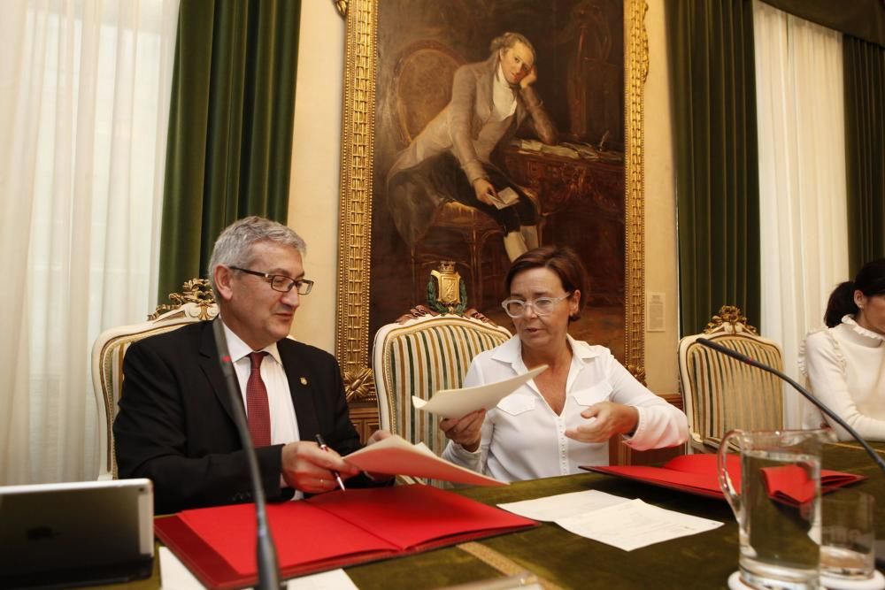 Firma del convenio de colaboración entre el Ayuntamiento de Gijón y la Universidad de Oviedo