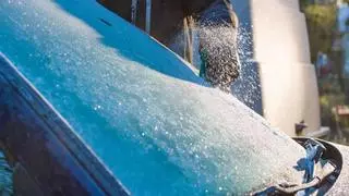 El truco para quitar el hielo del parabrisas en segundos y sin rascar