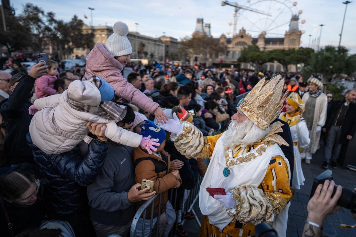 Miles de personas colman la costa de Barcelona para dar la bienvenida a los Reyes Magos