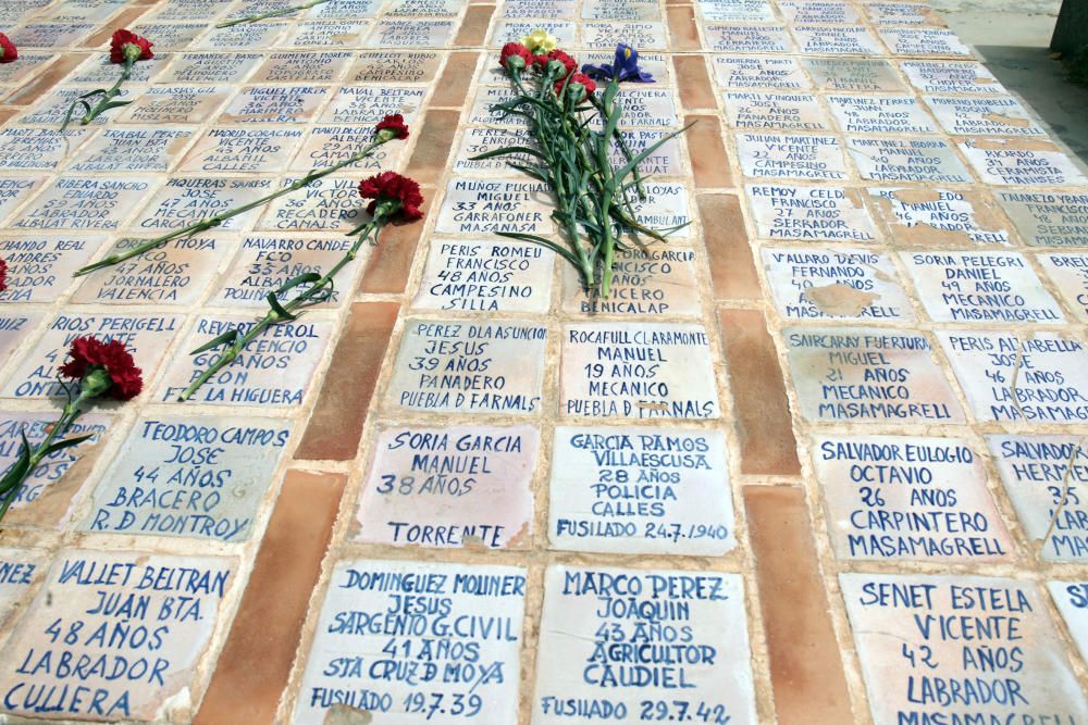 Homenaje a los fusilados en el cementerio de Paterna