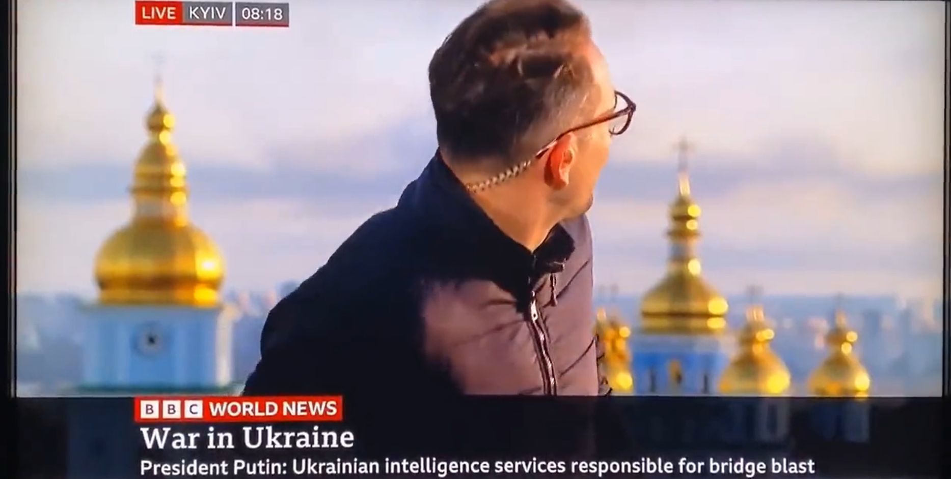 Momento en el que un reportero de la BBC vive en directo el nuevo bombardeo sobre Kiev.