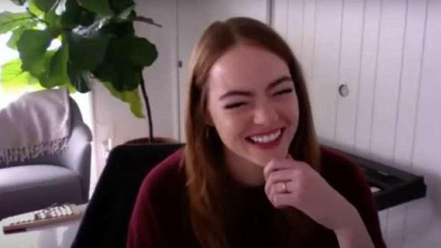 Emma Stone, con su alianza de casada. Abajo, con McGary, luciendo el anillo de compromiso.