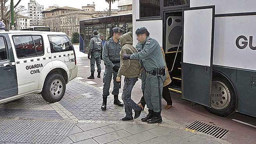 Uno de los acusados, al ser puesto a disposición judicial en Palma en marzo de 2010.
