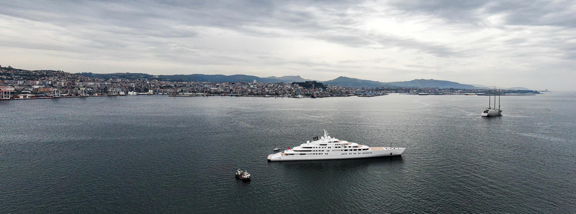 Duelo de esloras en la ría de vigo