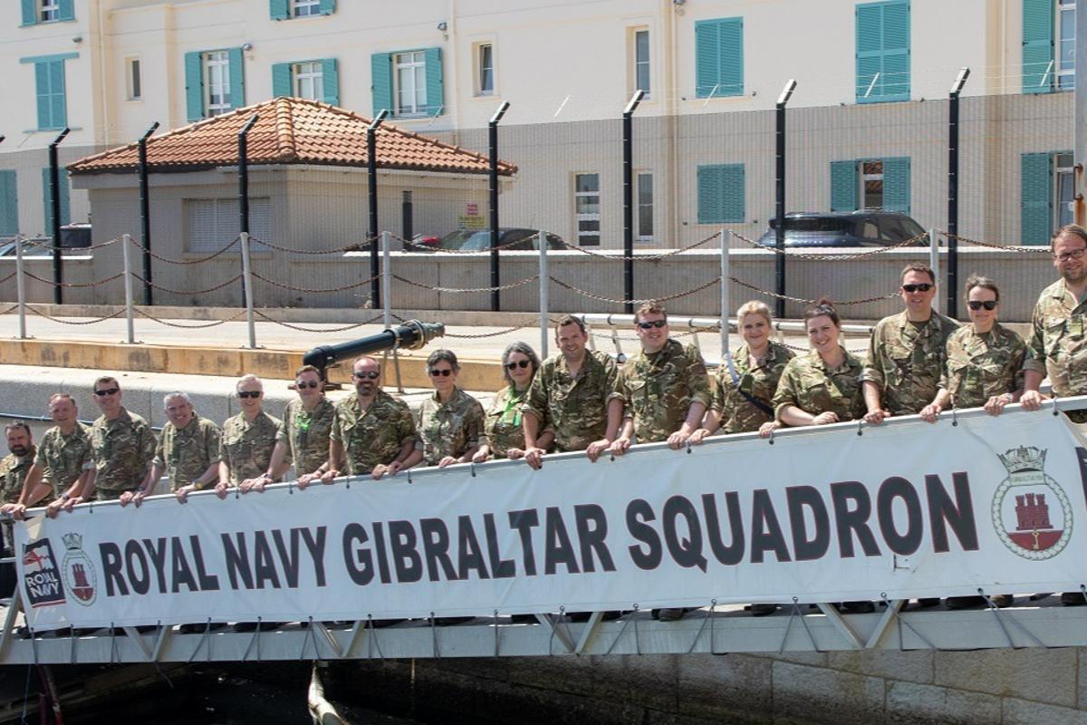 Parlamentarios británicos con uniforme militar en el Escuadrón de la Armada Real Británica en Gibraltar.