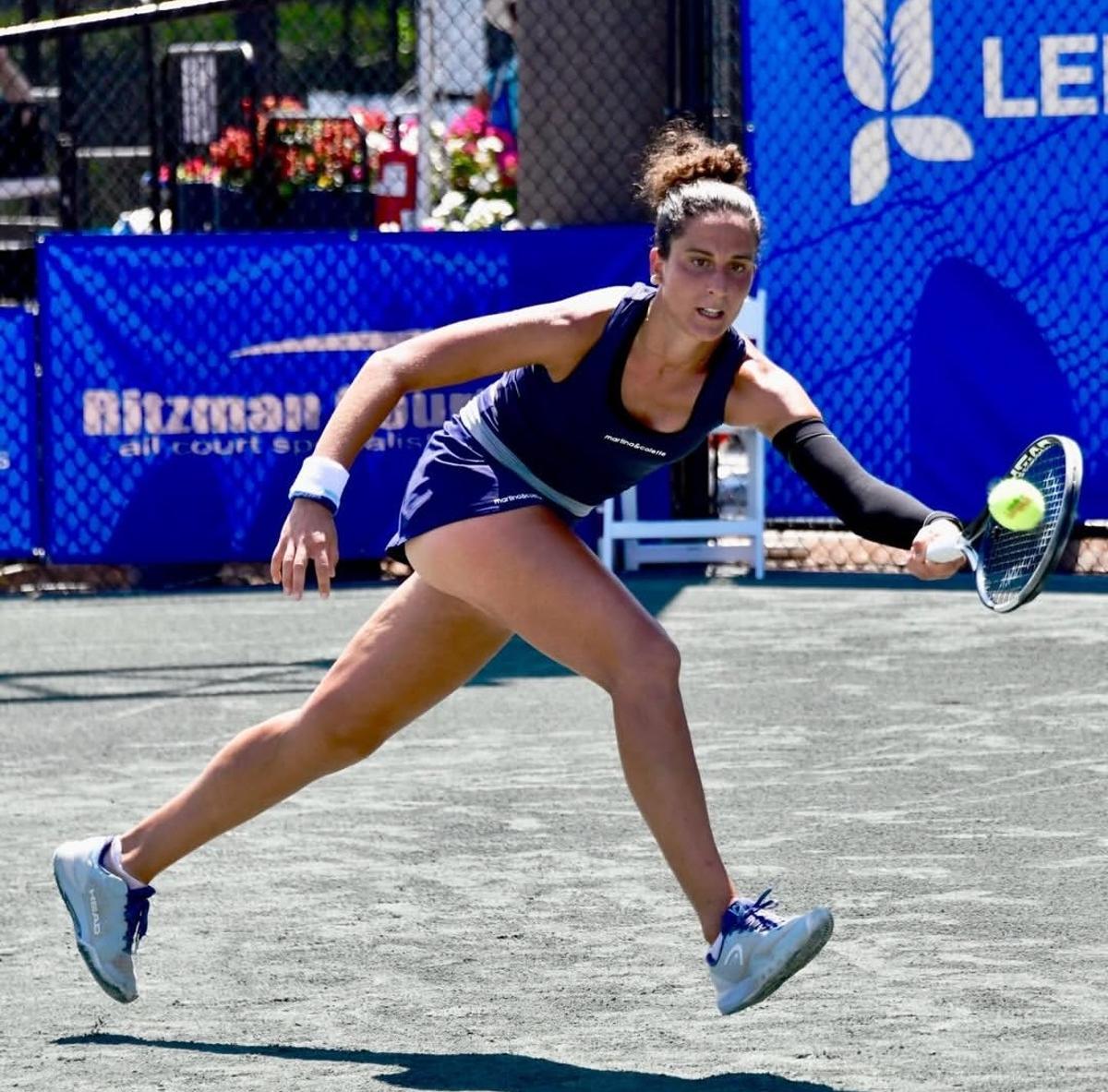 Ángela Fita golpea la pelota de tenis en un partido.