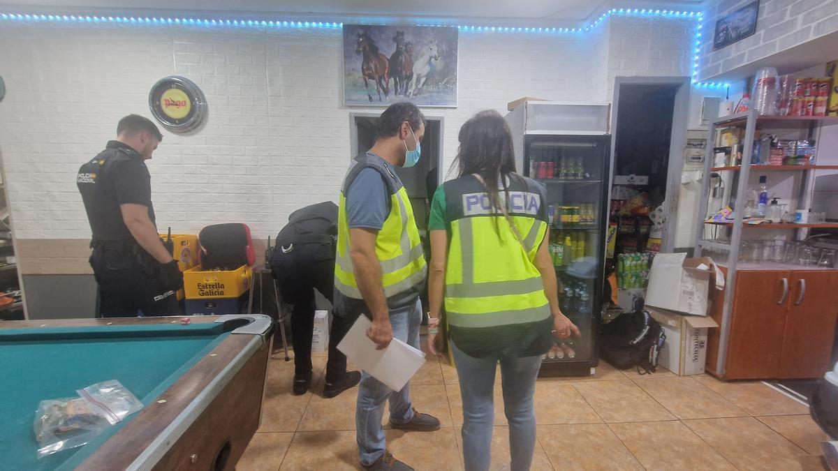 El minucioso registro realizado en el bar de la avenida de A Mariña.