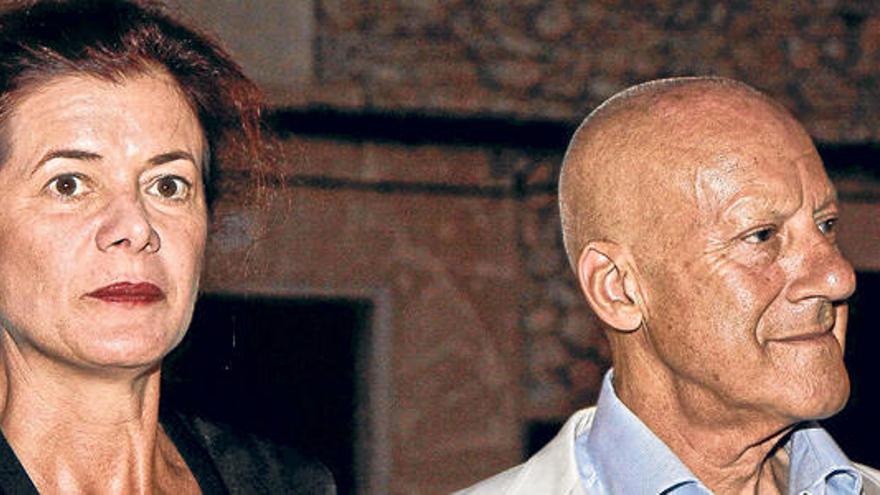 Norman Foster y su esposa, Elena Ochoa, llegan al claustro de Sant Domingo para participar en la inauguración del Festival de Pollença.