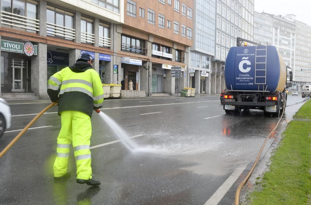 El paseo, cortado al tráfico tras llegar las olas a la carretera