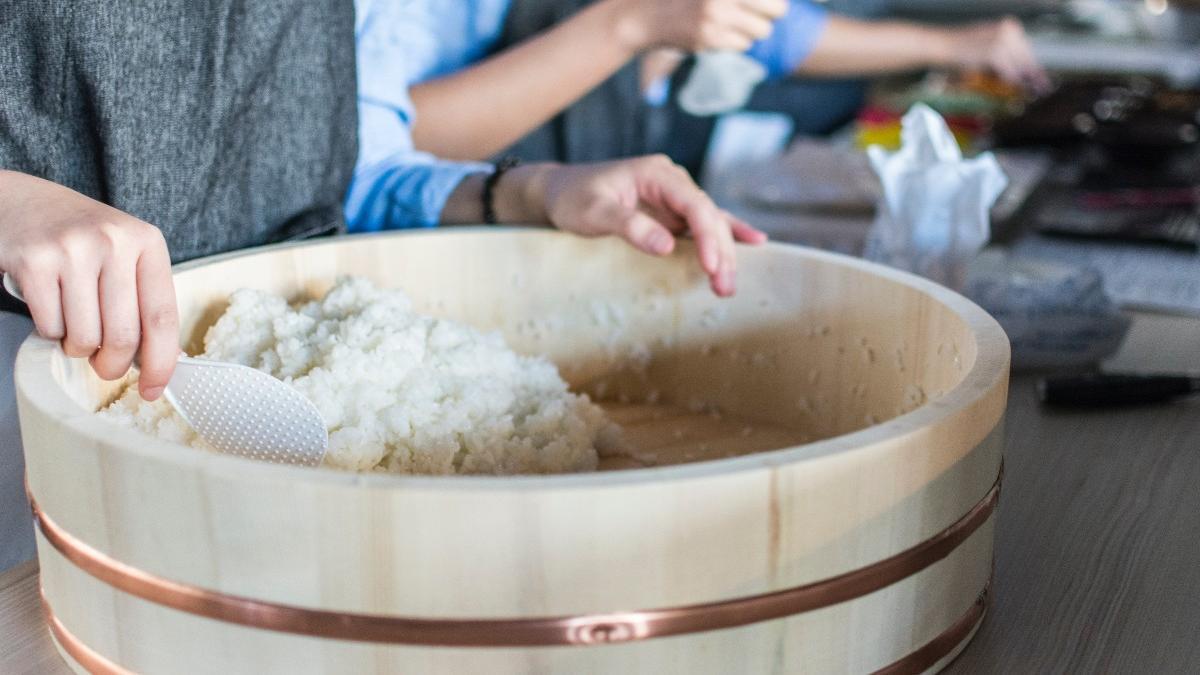 Una mujer cocina arroz al vapor