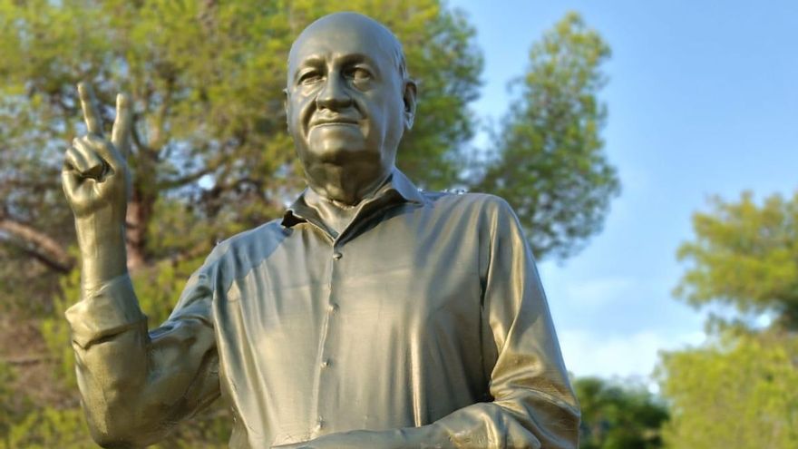 El empresario del Garbí se hace un busto con la señal de la victoria