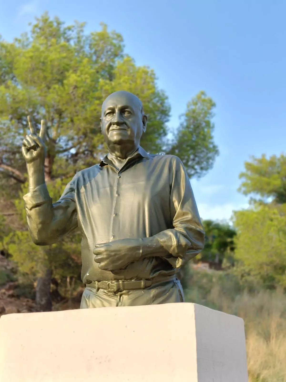 El empresario del Garbí se hace un busto con la señal de la victoria