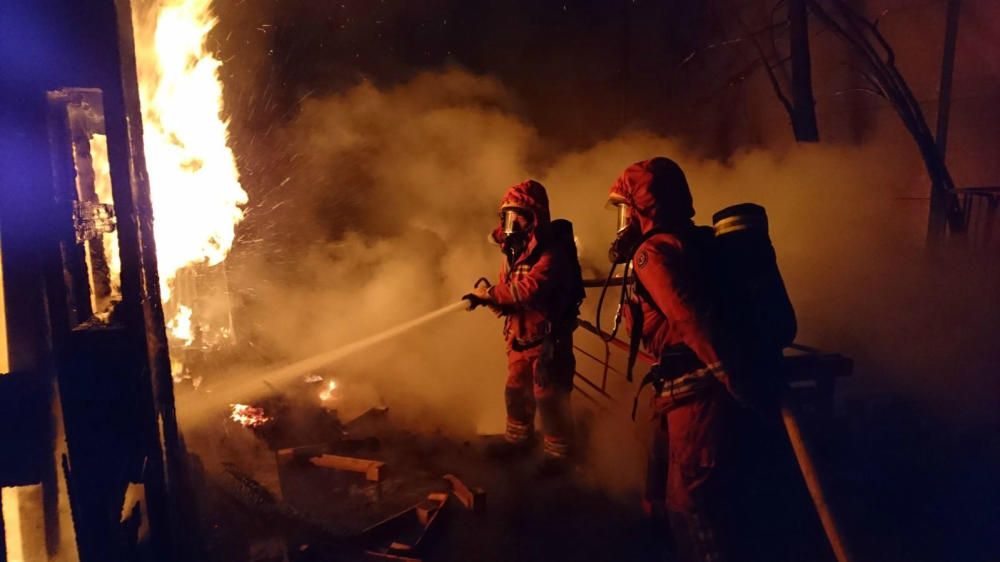 Incendio en una nave de maderas en Alaquàs