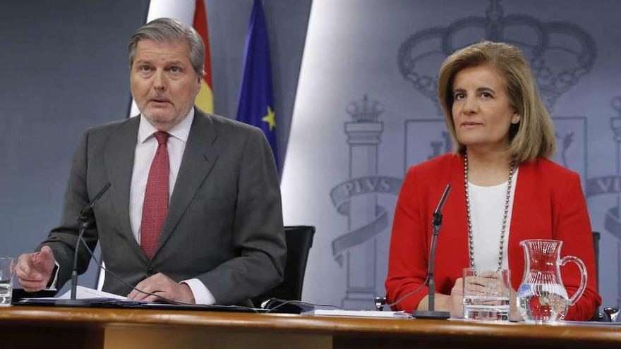 El portavoz del Gobierno, Íñigo Méndez de Vigo, y Fátima Báñez, ayer, tras el Consejo de Ministros.