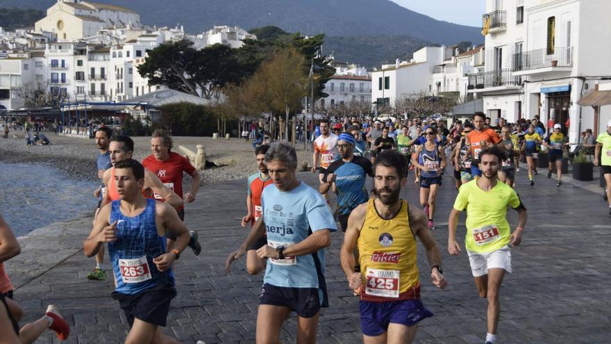 Prop de 500 corredors van participar a la 17a Sant Silvestre de Cadaqués. | KARIN TARRÉS