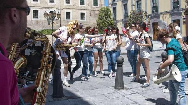 Una despedida amenizada con música por las calles de Cimadevilla.