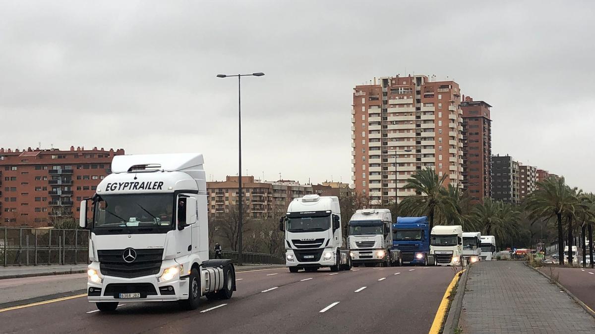 La protesta de camiones colapsa el acceso a València por la A-3