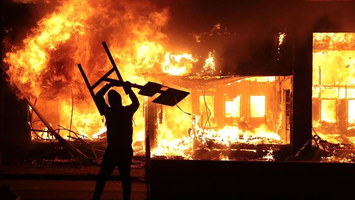 Edificios en llamas durante las protestas en Minneapolis