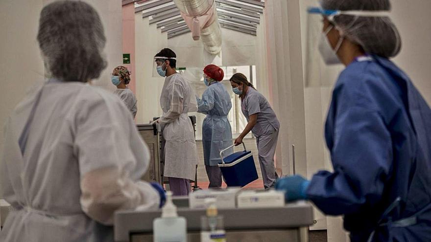 Profesionales sanitarios en el Hospital de campaña de Alicante.