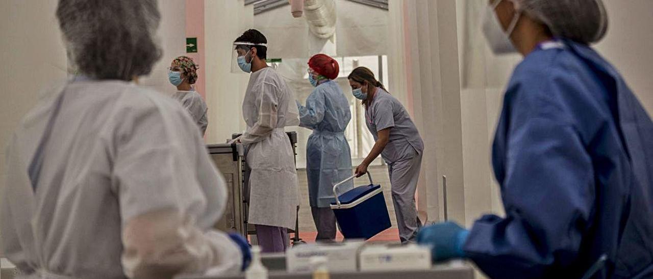 Profesionales sanitarios en el Hospital de campaña de Alicante.